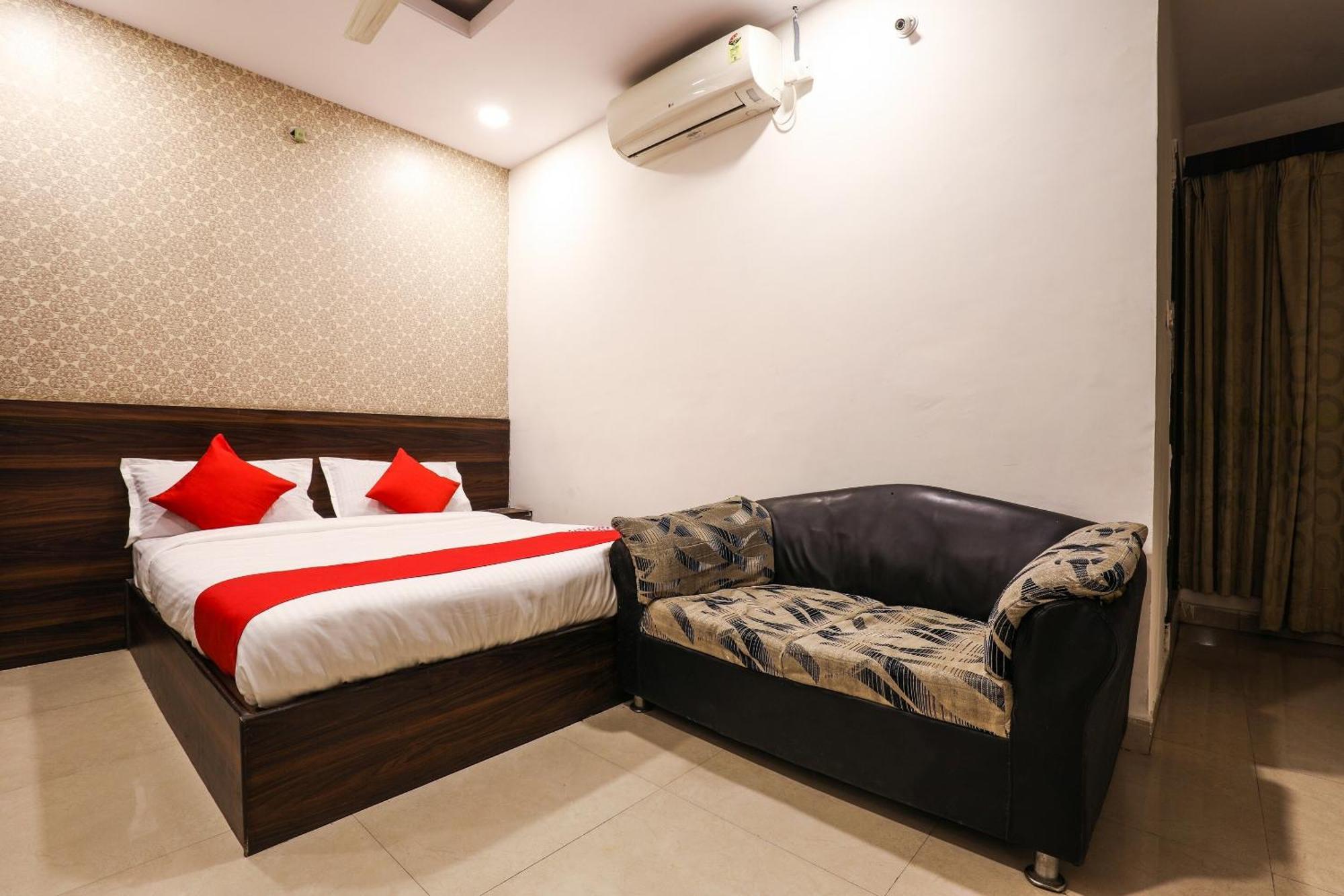 โอโย 14194 โฮเต็ล เดคแคน ลอดจิ้ง แอนด์ บอร์ดิ้ง Hotel ไฮเดอราบัด ภายนอก รูปภาพ