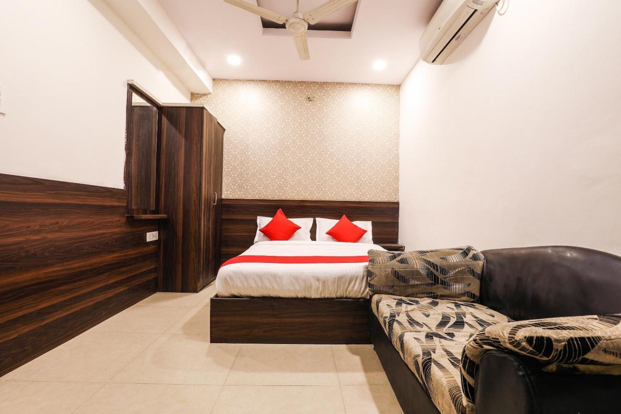 โอโย 14194 โฮเต็ล เดคแคน ลอดจิ้ง แอนด์ บอร์ดิ้ง Hotel ไฮเดอราบัด ภายนอก รูปภาพ