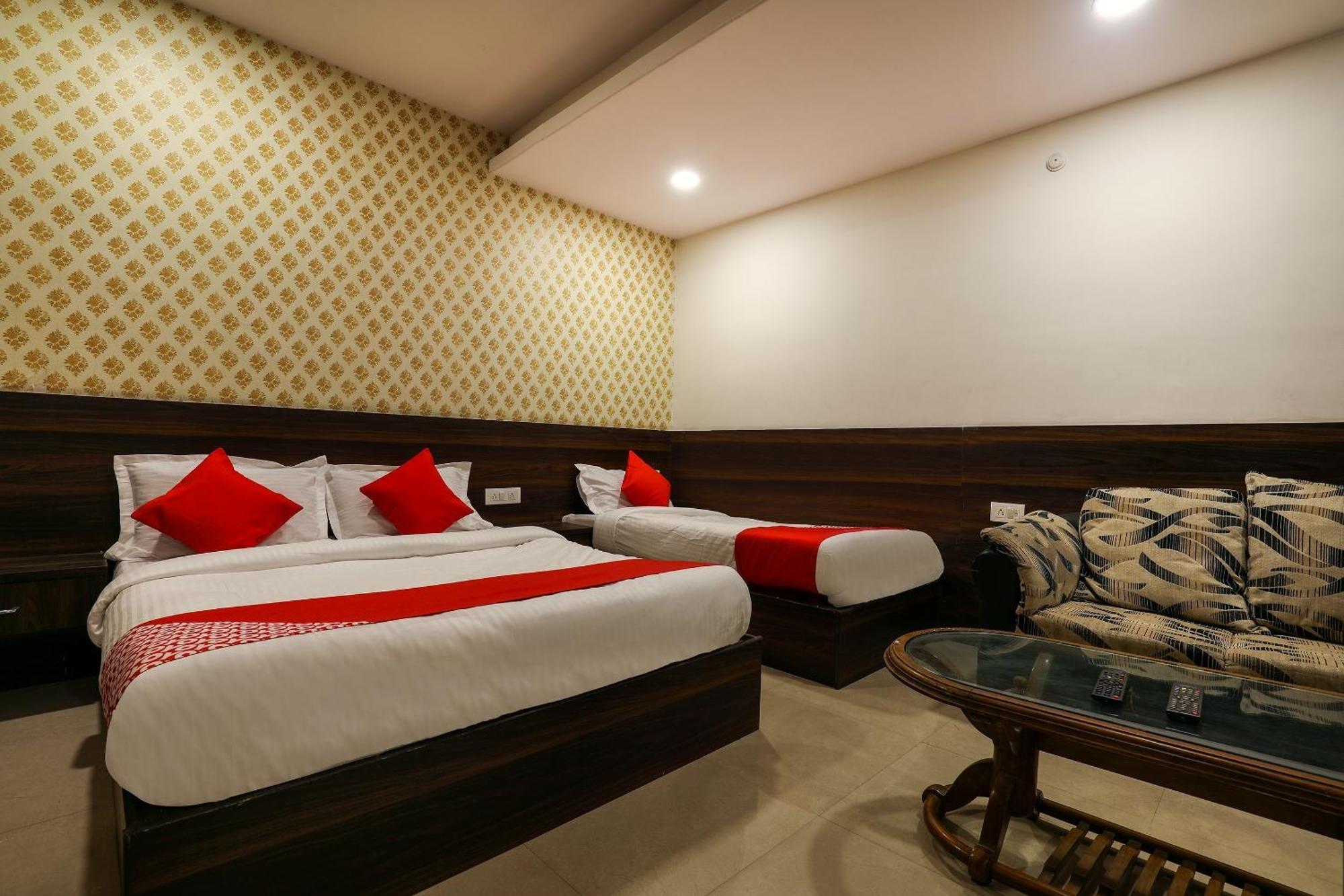 โอโย 14194 โฮเต็ล เดคแคน ลอดจิ้ง แอนด์ บอร์ดิ้ง Hotel ไฮเดอราบัด ภายนอก รูปภาพ